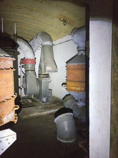 Ligne Maginot - BARRUNGSHOFF - BORNUNGSHOFF - X11 - (Abri) - La salle de filtration d'air de l'abri. Le mécanisme est pratiquement intact.