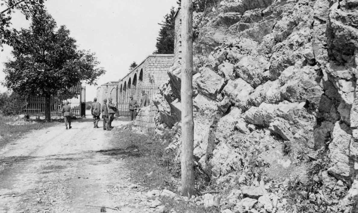 Ligne Maginot - FORT DU LARMONT SUPERIEUR - (Position d'artillerie préparée) - Des soldats allemands devant le fort. Noter la grille défensive de l'accès.