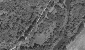 Ligne Maginot - BATTERIE DES PAYSANS - (Cuve pour canon) - La Batterie des paysans en 1950
Les emplacements de pièces se devinent entre les arbres, en bas au centre.
On distingue également l'abri à munitions M 74 plus haut