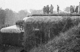 Ligne Maginot - MONT DES WELCHES - A21 - (Ouvrage d'artillerie) - Vue du bloc 4 du Mont des Welsches
Un groupe de journalistes accompagnés par un militaire leur indiquant la direction de l'Allemagne. Photo prise le 19 octobre 1939