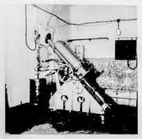 Ligne Maginot - Ouvrage d'artillerie du MONT des WELCHES - Le mortier droite  dans le bloc 4 du Mont-des-Welsches 
Au fond contre le mur, la caisse verticale  contient le canon de rechange, les deux causses au sol, l'outillage spécifique.
Extrait de 'Beschreibung des 81-mm Flugelminenwerfer im Kasematte'
Origine NARA