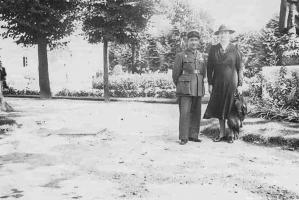 Ligne Maginot - 164° RIF - MONT DES WELCHES - Le commandant Tari commandant l'ouvrage du Mont-des-Welches avec son épouse
Photo prise au Val-de-Grace après son retour de captivité pour raison médicale