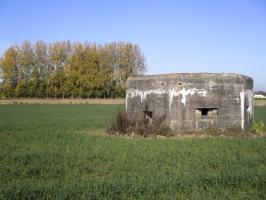 Ligne Maginot - BEF 434 - LANDAS Sud (Blockhaus pour arme infanterie) - Situé dans son environnement.
A l'arrière, blockhaus Landas nord situé dans le bosquet