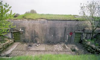 Ligne Maginot - BAMBIDERSTROFF SUD - C71 - (Casemate d'infanterie) - Les deux entrées et l'esplanade pavée
La défense rapprochée est limitée aux deux créneaux de portes et goulottes à grenades