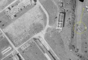 Ligne Maginot - BINING EST - (Blockhaus pour arme infanterie) - On voit encore la dalle sur cette photo aérienne de 1947