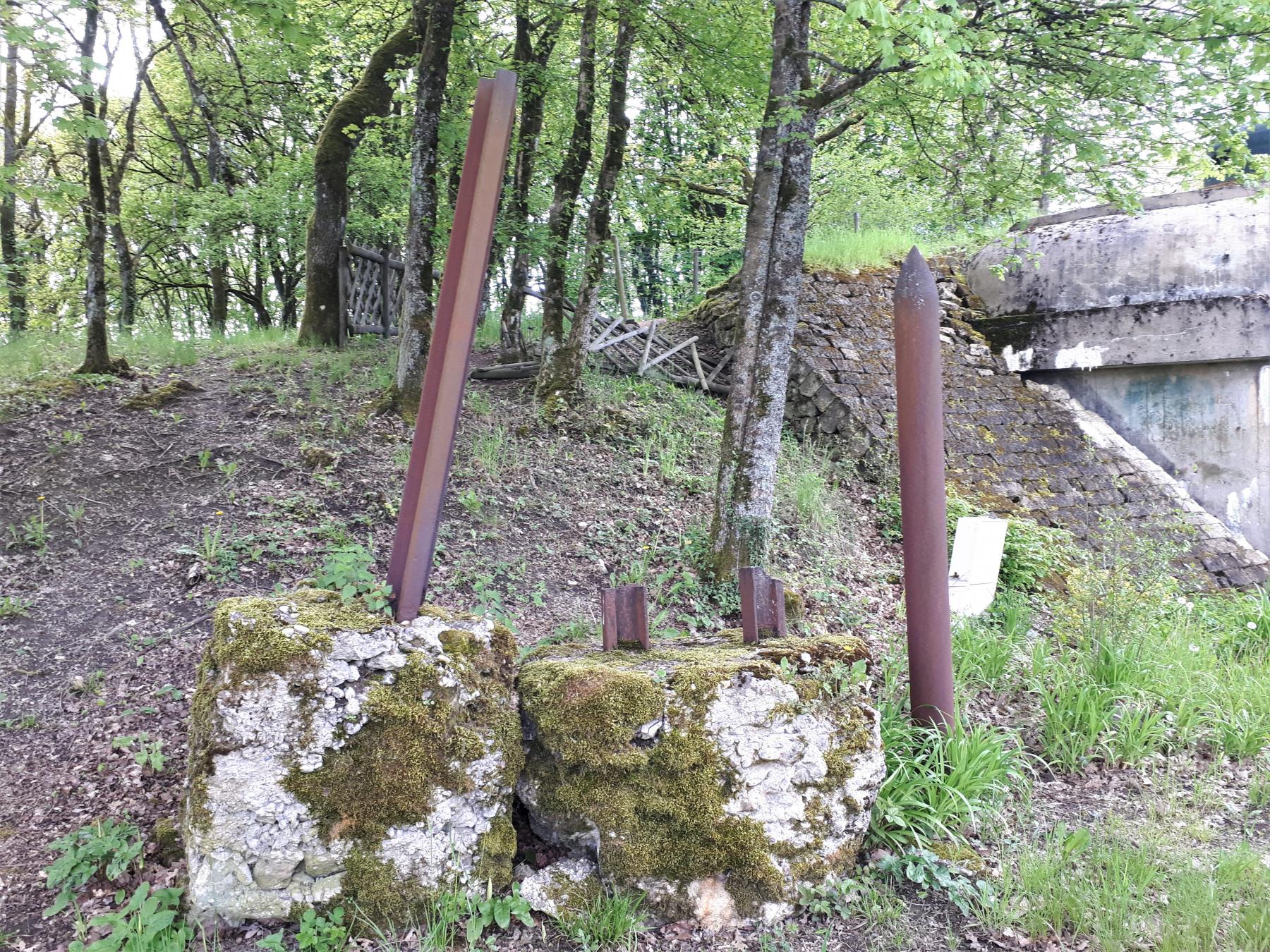Ligne Maginot - BAMBESCH - A35 - (Ouvrage d'infanterie) - Obstacles antichar exposé devant le bloc 3