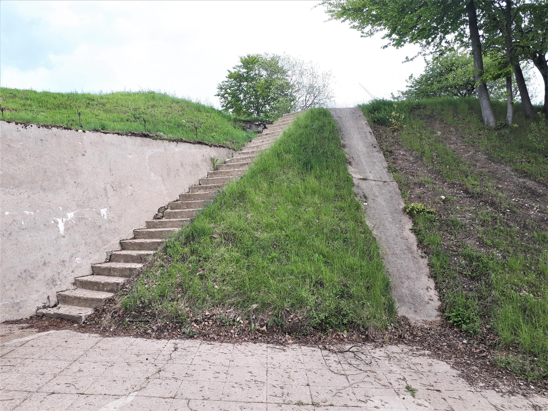 Ligne Maginot - EINSELING - A36 - (Ouvrage d'infanterie) - Escalier d'accès et rampe de descente du matériel