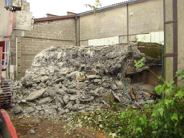 Ligne Maginot - B214 - CIMETIERE (Blockhaus pour canon) - La démolition est en cours