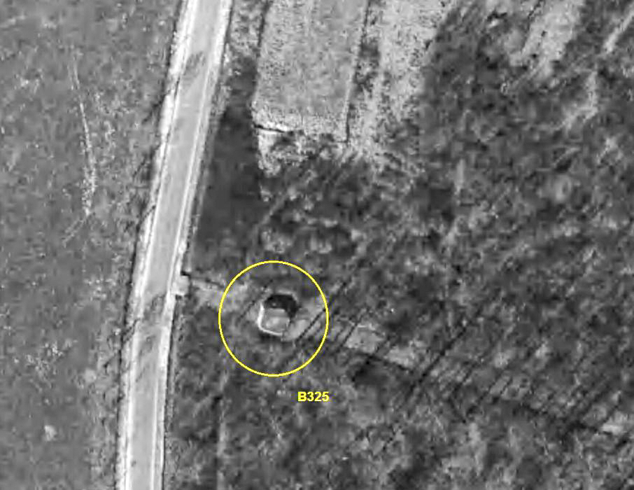 Ligne Maginot - BEF 301 - BOIS de la TASSONNIERE (Blockhaus pour canon) - La photo aérienne de 1965 montre un bloc plus carré qu'un 1e RM type G.