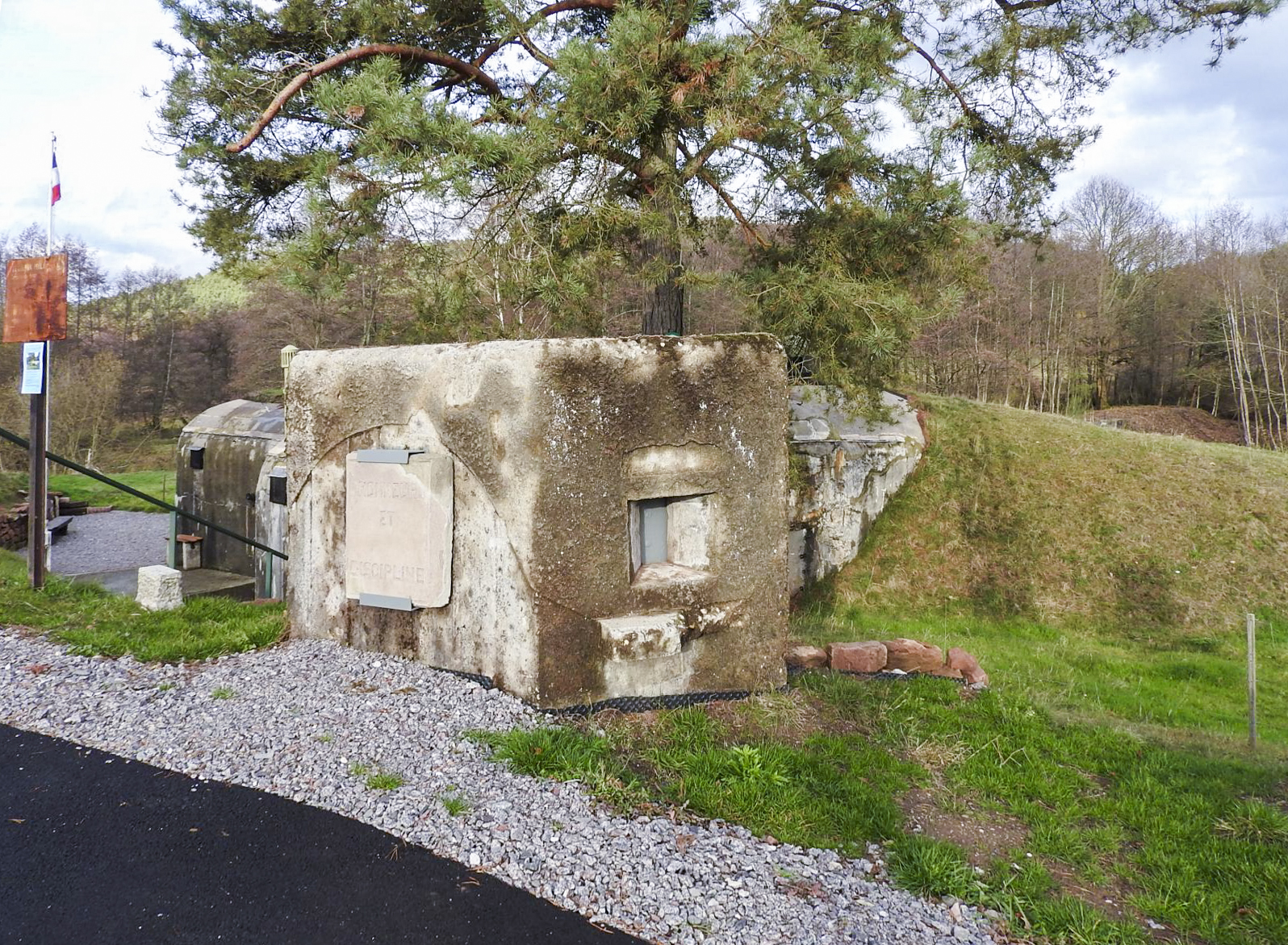 Ligne Maginot - FM82 - FINSTERTHAL 1 - (Blockhaus pour arme infanterie) - Le blockhaus à son nouvel emplacement devant la casemate Dambach Nord