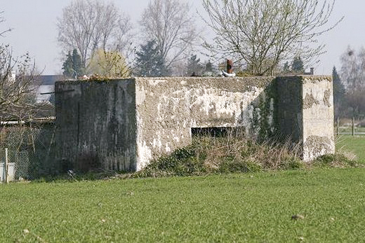 Ligne Maginot - BEF 276 - Le BERQUIER Centre 1 (Blockhaus pour canon) - Vue de l'entrée à l'arrière du blockhaus