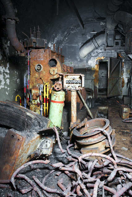 Ligne Maginot - MONT DES WELCHES - A21 - (Ouvrage d'artillerie) - Un des moteurs SGCM 3 cylindres de 120 chevaux de l'usine, victime d'incendie, de pillage et du vandalisme.