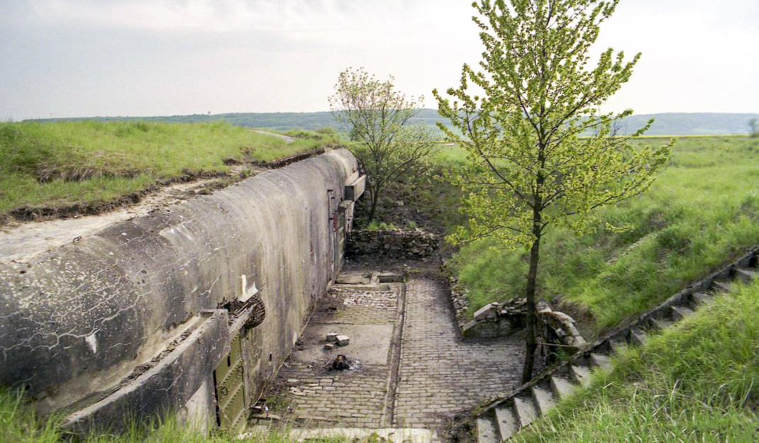 Ligne Maginot - BAMBIDERSTROFF SUD - C71 - (Casemate d'infanterie) - Les deux entrées et l'esplanade pavée 