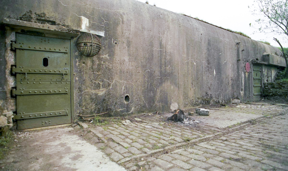 Ligne Maginot - BAMBIDERSTROFF SUD - C71 - (Casemate d'infanterie) - Les deux entrées et l'esplanade pavée
La défense rapprochée est limitée aux deux créneaux de portes et goulottes à grenades