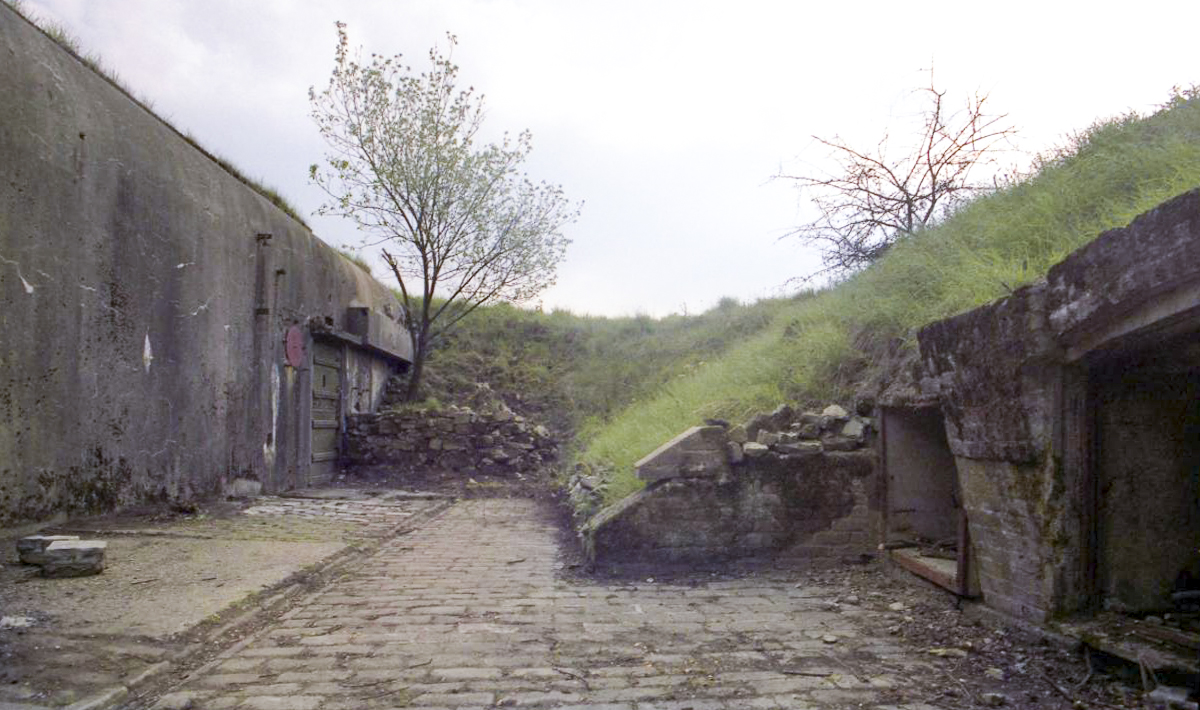 Ligne Maginot - BAMBIDERSTROFF SUD - C71 - (Casemate d'infanterie) - L'esplanade pavée
A droite les niches de stockage extérieur