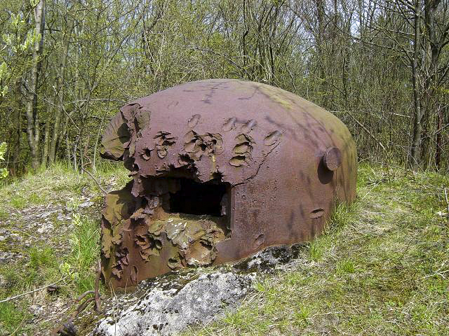 Ligne Maginot - KERFENT - A34 - (Ouvrage d'infanterie) - Bloc 2
Cloche GFM labourée par les obus de PAK 88 allemands