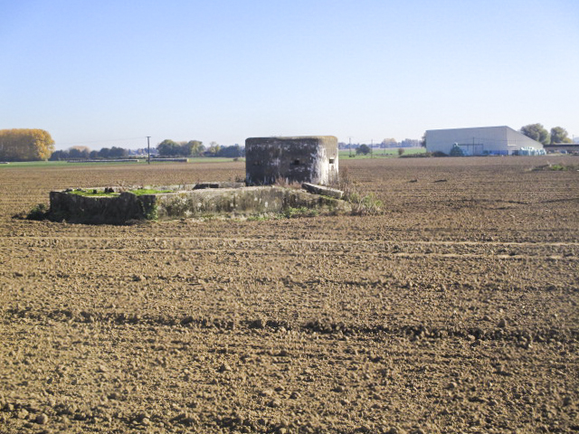 Ligne Maginot - BEF 577 - L'EPINOI 2 - (Blockhaus pour arme infanterie) - Situé dans son environnement.
A l'arrière, présence du blockhaus l'Epinoi 3.