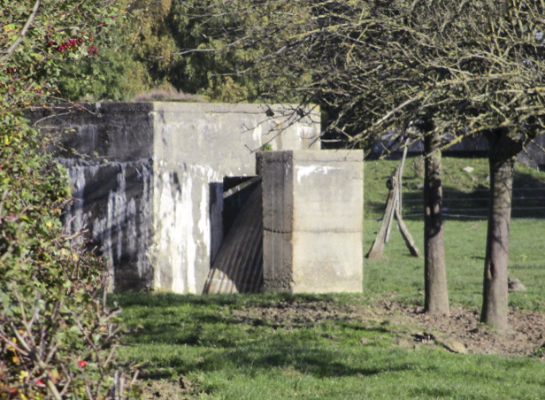 Ligne Maginot - BEF 626 - Le CUL du FOUR Ouest (Blockhaus pour arme infanterie) - Vu du chemin de terre longeant la ferme.
