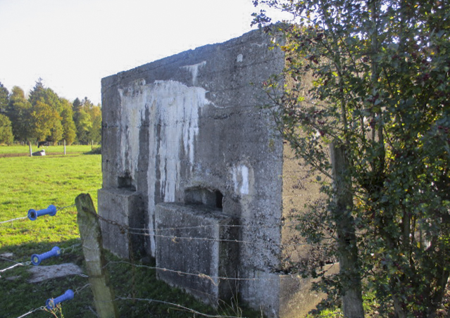 Ligne Maginot - BEF 626 - Le CUL du FOUR Ouest (Blockhaus pour arme infanterie) - Vu du chemin de terre longeant la ferme.