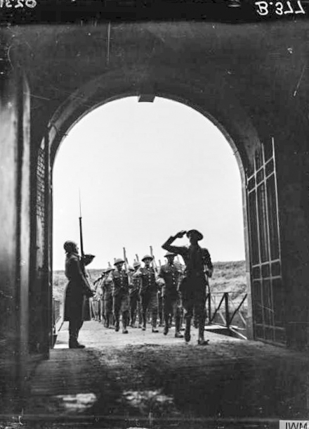 Ligne Maginot - FORT DE SAINGHIN - (Dépôt de Munitions) - Entrée des troupes du 51st Highland Division dans le fort de Sainghin
