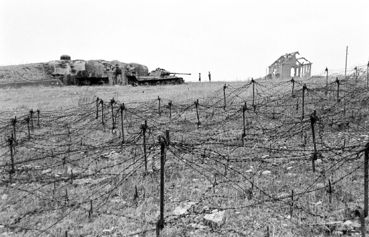 Ligne Maginot - BINING - (Casemate d'infanterie) - Photo de la casemate après-guerre. Le Panther y est resté quelque années