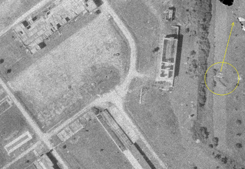 Ligne Maginot - BINING EST - (Blockhaus pour arme infanterie) - On voit encore la dalle sur cette photo aérienne de 1947