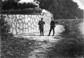 Ligne Maginot - 12/3 - NEURIED - (Casemate d'infanterie - double) - Vue de la casemate avec ses panneaux de crue camouflés relevés