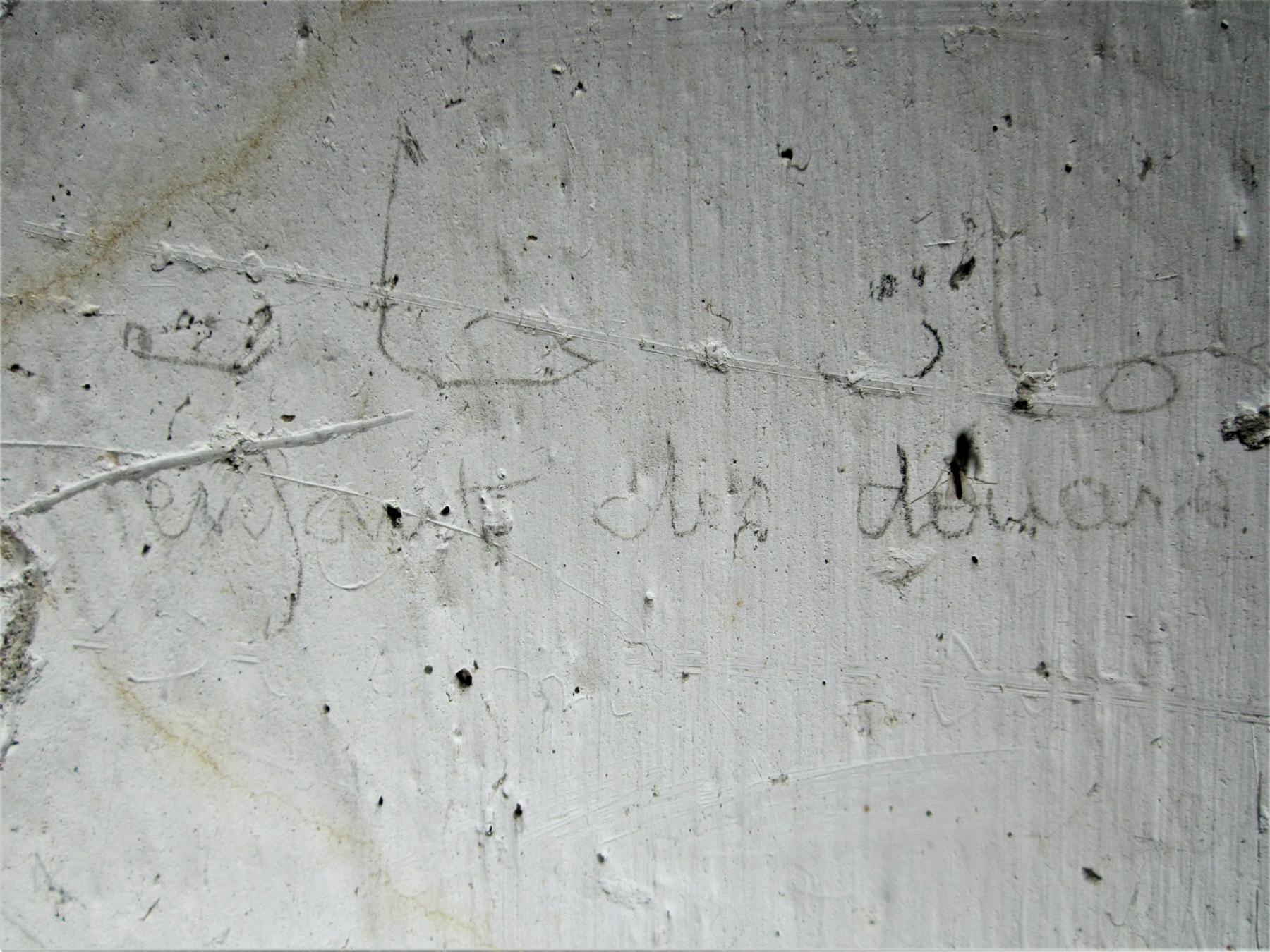 Ligne Maginot - BATTERIE DES PAYSANS - (Cuve pour canon) - Graffiti en arabe suivi de 'enfant des douars'