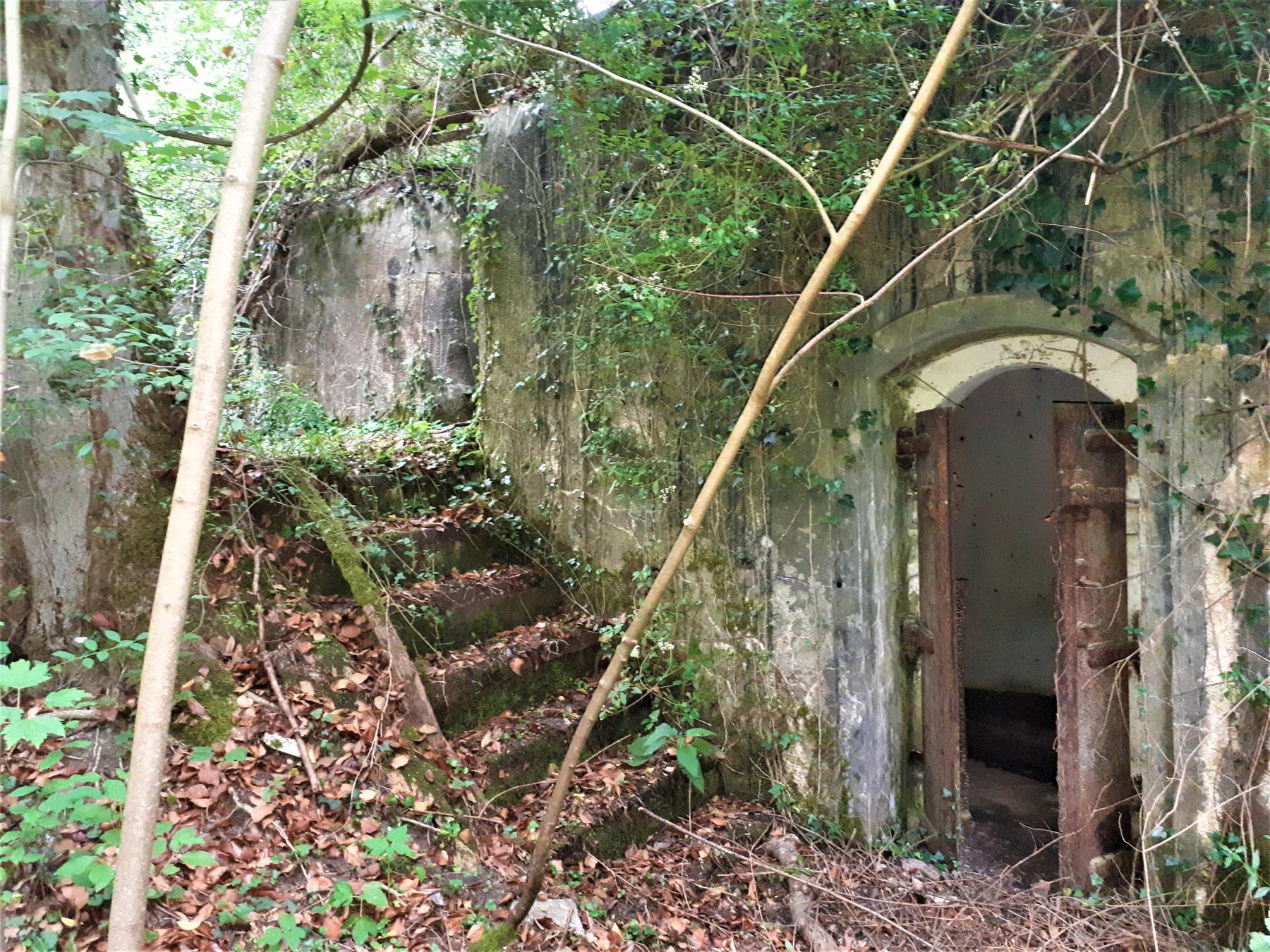 Ligne Maginot - BATTERIE DES PAYSANS - (Cuve pour canon) - Entrée de l'observatoire
