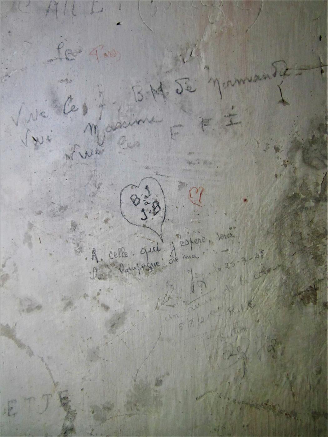 Ligne Maginot - BATTERIE DES PAYSANS - (Cuve pour canon) - Graffiti d'un soldat du 21° RIC daté du 25/03/1945