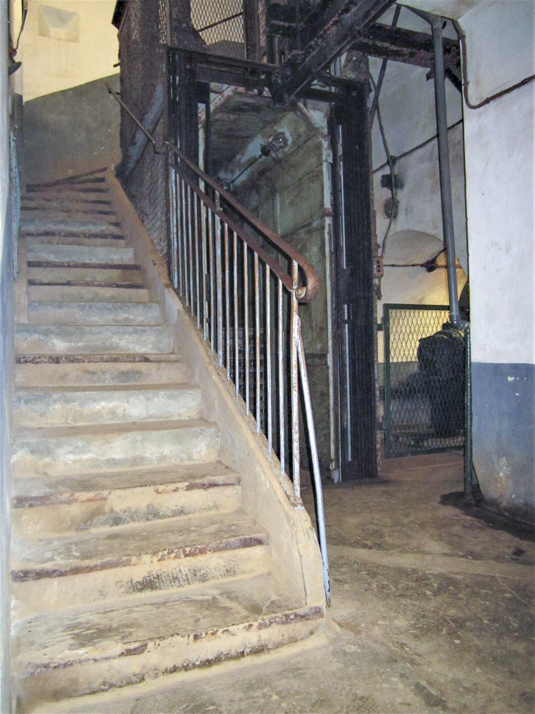 Ligne Maginot - FOUR A CHAUX - FAC - (Ouvrage d'artillerie) - Bloc 2
Pied de l'escalier et monte charge