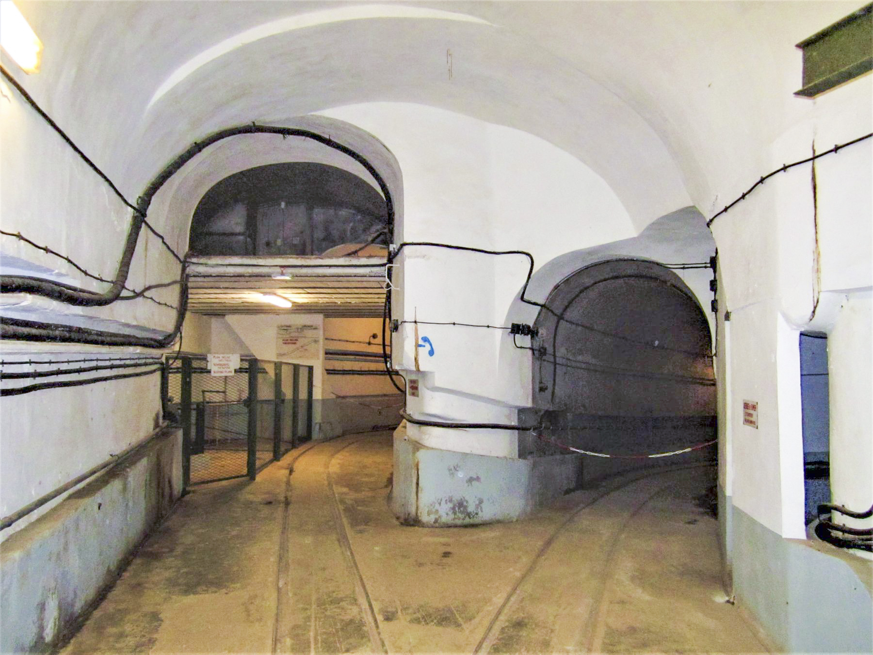 Ligne Maginot - FOUR A CHAUX - FAC - (Ouvrage d'artillerie) - Accès au plan incliné avec à gauche le local du treuil
A droite la galerie du magasin aux artifices