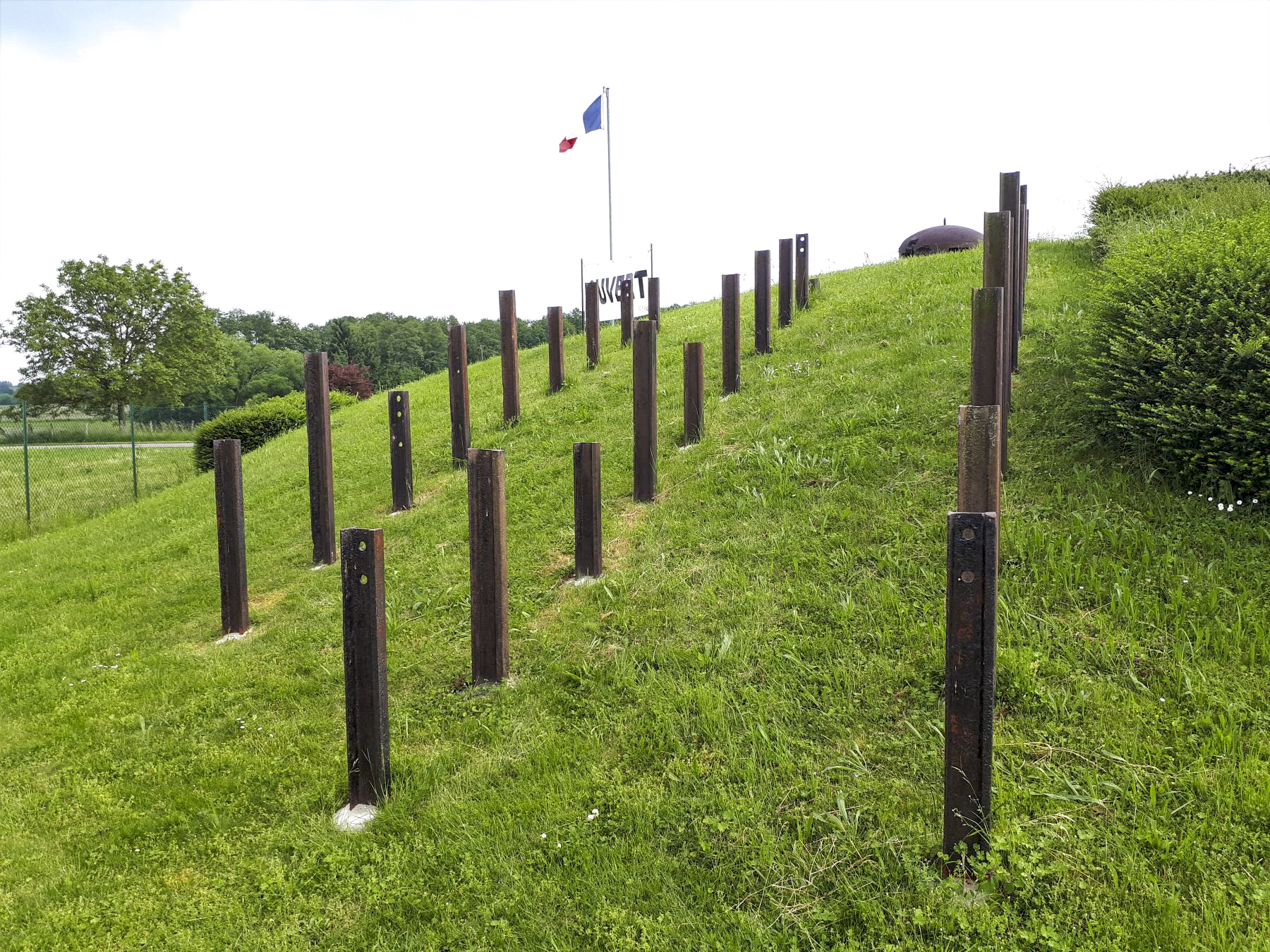 Ligne Maginot - OBERROEDERN SUD - RIEFFEL - (Casemate d'infanterie - Double) - Reconstitution d'un champ de rails antichar