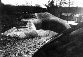 Ligne Maginot - KOBENBUSCH  - A13 - (Ouvrage d'artillerie) - Le dessus de l'entrée munitions et le casernement léger au fond