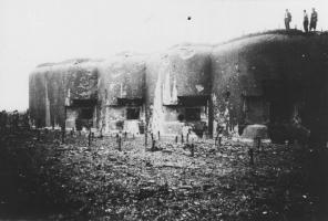Ligne Maginot - ROCHONVILLERS - A8 - (Ouvrage d'artillerie) - Bloc 5
Le bloc après les combats de 1940 : on peut constater des éclats de crépis et traces de coups de l'artillerie allemande