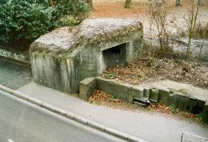 Ligne Maginot - ROUTE DU RHIN  - (Barrage de Route) - Vue des ancrages coté sud avec le blockhaus de couverture