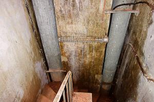 Ligne Maginot - LAVOIR - (Ouvrage d'artillerie) - Bloc 1 
Escalier entre les étages 
Noter le radiateur entre les deux conduites