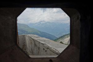 Ligne Maginot - PAS DU ROC - (Ouvrage d'artillerie) - Bloc 4
Vue à travers le créneau FM de défense du fossé de la casemate des mortiers de 81 Nord