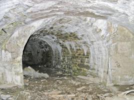 Ligne Maginot - TURRA - (Casemate d'artillerie) - Les galeries sous roc menant vers les quatre casemates d´artillerie dotées de 2 pièces de 75/97