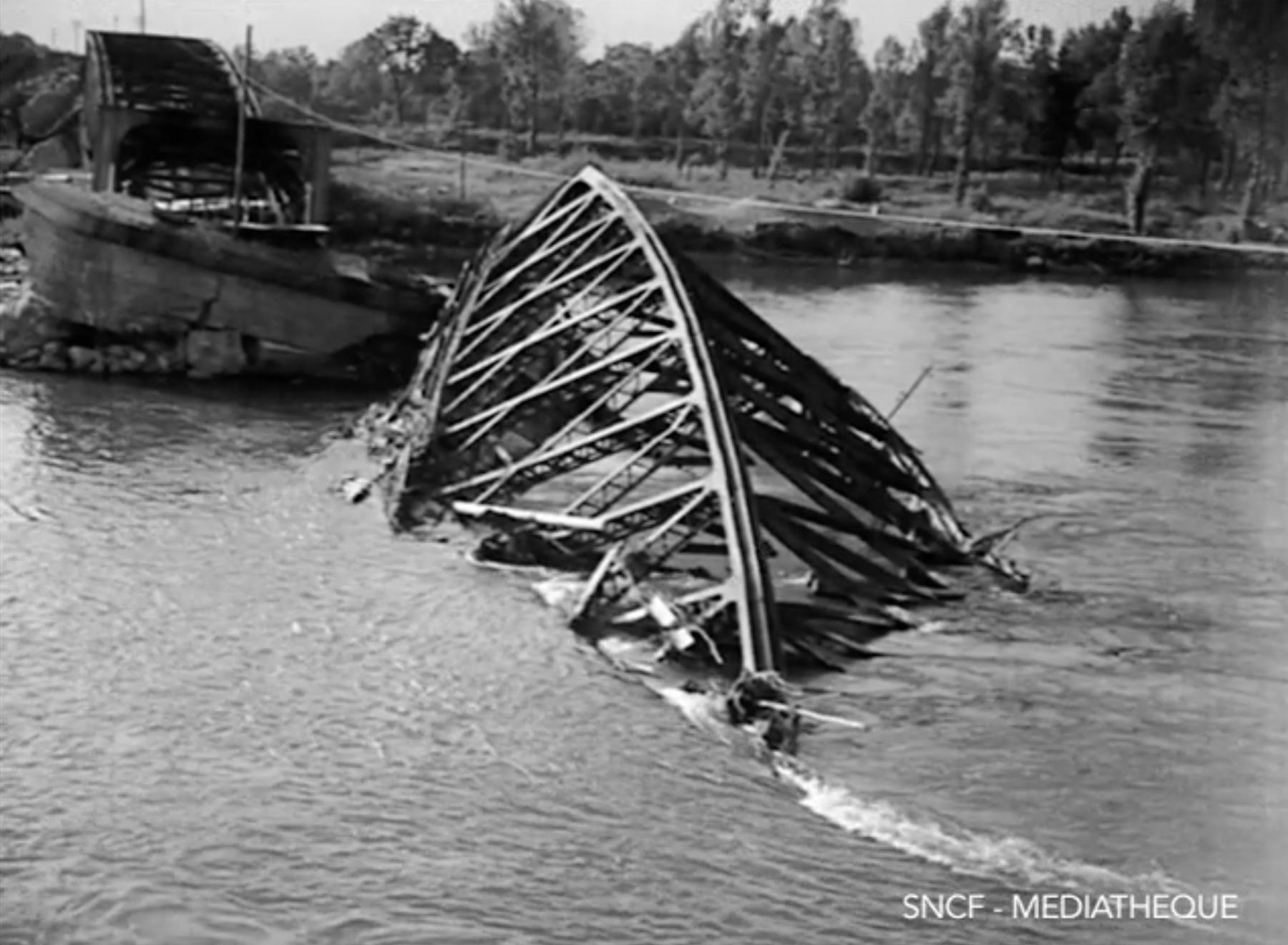Ligne Maginot - 49SM - 69 MVF - PONT RAIL DE ROPPENHEIM - (DMP - Dispositif de Mine Permanent) - Le pont détruit
Image extraite du film d'André Périé sur la reconstruction du pont