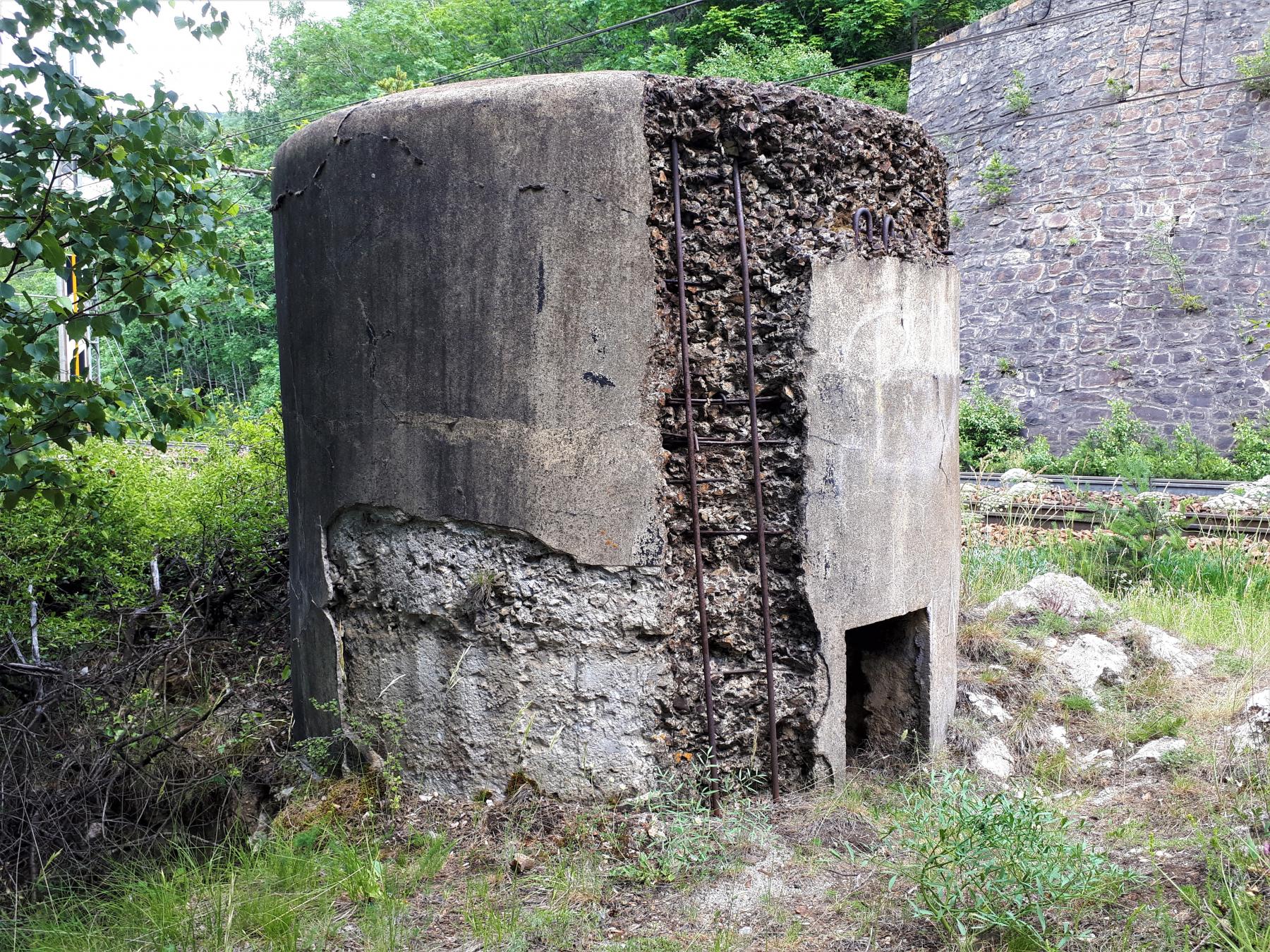 Ligne Maginot - SAINT ANTOINE 2 - (Blockhaus pour arme infanterie) - L'entrée réduite à l'arrière