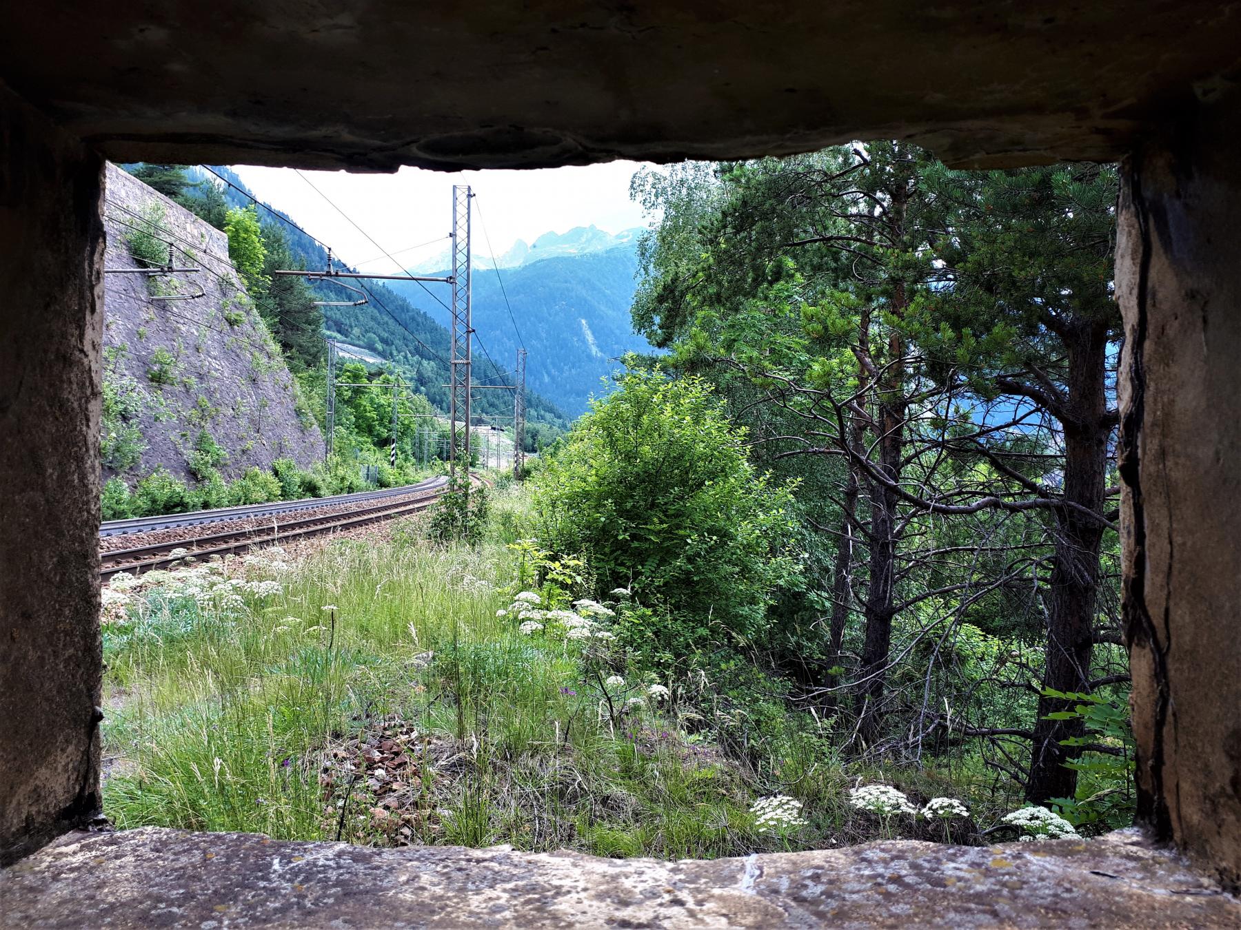 Ligne Maginot - SAINT ANTOINE 3 - (Blockhaus pour arme infanterie) - Vue depuis le créneau de gauche sur la voie ferrée