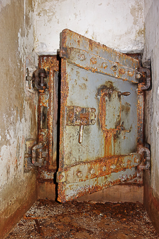 Ligne Maginot - LAVOIR - (Ouvrage d'artillerie) - Bloc 1
Etage inférieur 
Porte blindée de l'issue de secours