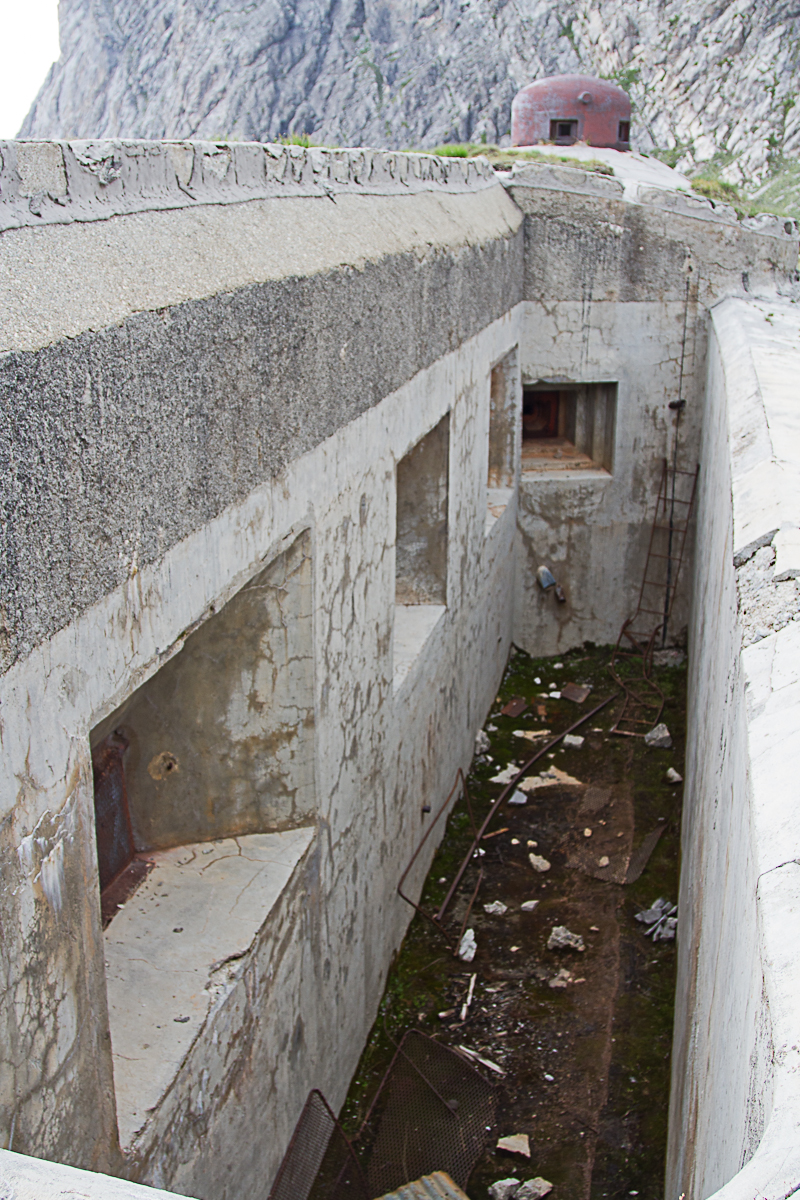Ligne Maginot - PAS DU ROC - (Ouvrage d'artillerie) - Bloc 4
Créneaux des mortiers de 50 flanquant le Col du Fréjus. Noter le créneau FM de défense rapprochée dans l'axe du fossé.