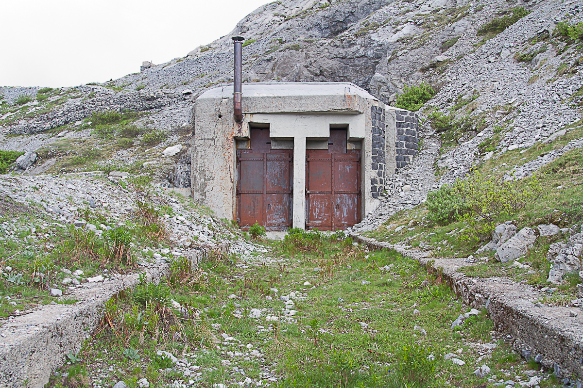 Ligne Maginot - PAS DU ROC - (Ouvrage d'artillerie) - L'entrée de l'ouvrage
Vue du coté de l'entrée téléphérique dont on voit la voie d'arrivée au sol
