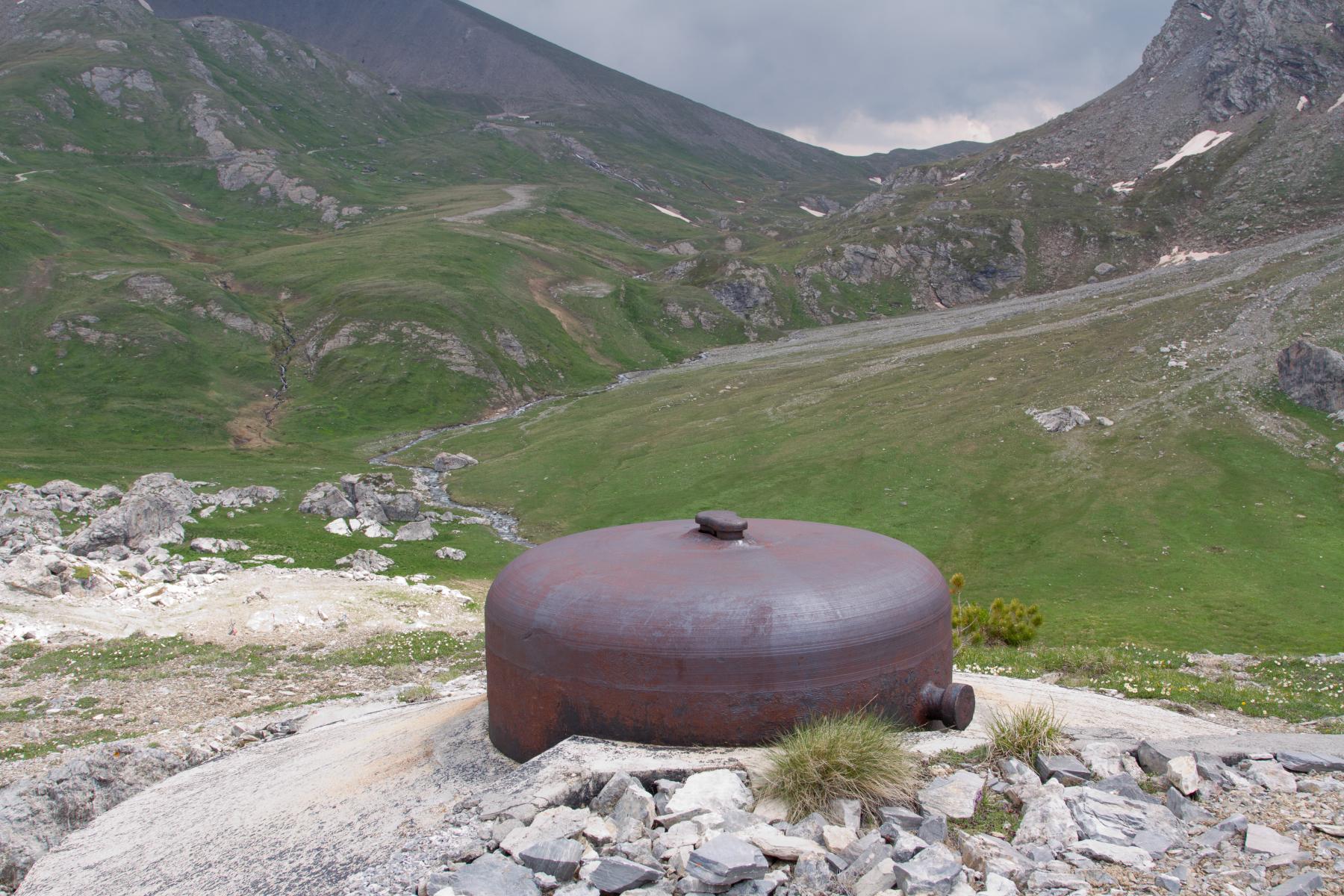 Ligne Maginot - PAS DU ROC - (Ouvrage d'artillerie) - Bloc 2
Cloche VDP avec vue sur le vallon de Fréjus