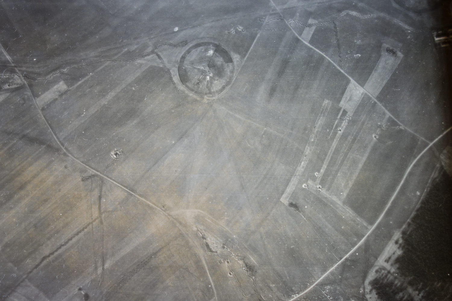Ligne Maginot - VILLERS LA MONTAGNE EST - C17 - (Casemate d'infanterie) - Vue aérienne de la casemate et des tranchées environnantes prise lors d'une mission du 9 mars 1940 depuis une altitude de 2000 m. Observateur : aspirant Spérius.