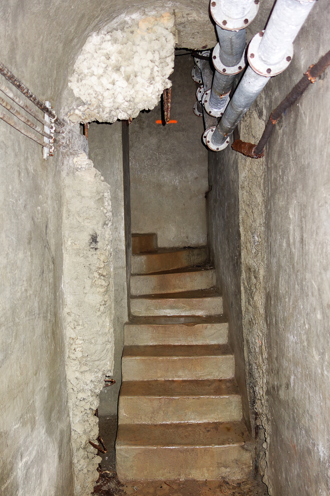 Ligne Maginot - PAS DU ROC - (Ouvrage d'artillerie) - Bloc 2
Escalier menant à l'étage supérieur du bloc