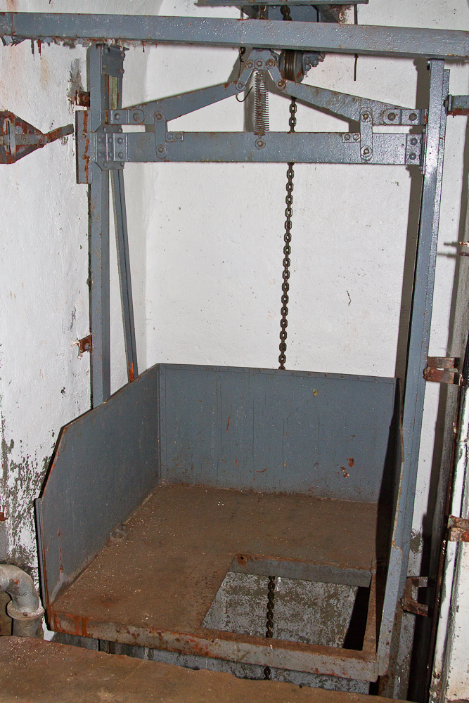 Ligne Maginot - PAS DU ROC - (Ouvrage d'artillerie) - Bloc 3
Monte-charge pour les munitions entre l'étage inférieur et les chambres de tir