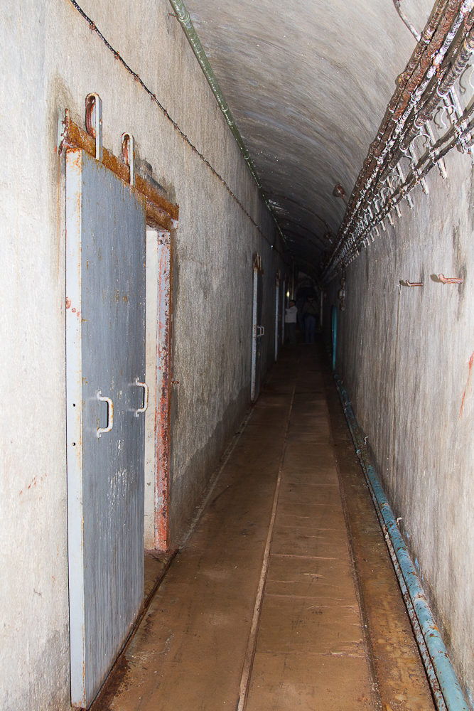 Ligne Maginot - PAS DU ROC - (Ouvrage d'artillerie) - Le long couloir central bordé des chambrées sur la gauche